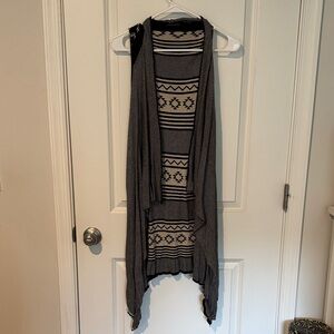 Staccato Monochrome Geometric Knit Sleeveless Cardigan